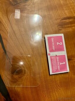 Nove tvrdene sklo iPhone 16