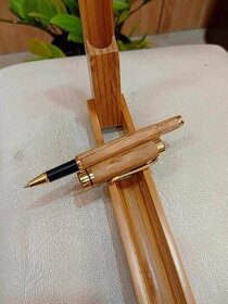 Bambusové guľočkové pero v krabičke z prírodného bambusu
