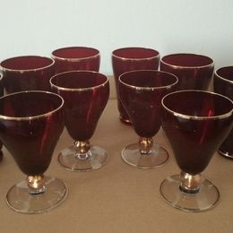 Krásne  sviatočné poháre vínovej farby ČSSR so zlatým lemova