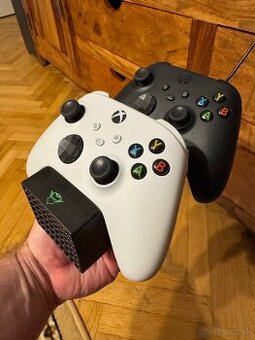 X BOX ovládače + nab. stanica