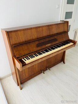 Piano PETROF