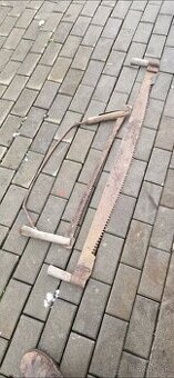 Stara rucna pila na ozdobu