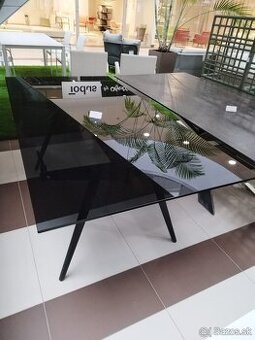 Jedálenský stôl z bezpečnostného tvrdeného skla