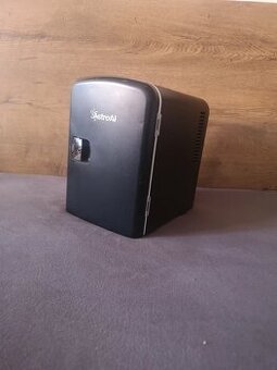 cierna minichladnicka