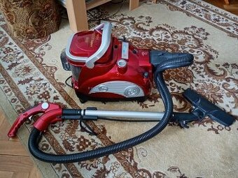 Červený veľký vysávač