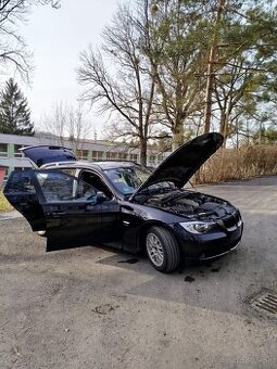 BMW 318d kombi E91, panoramatická strecha.