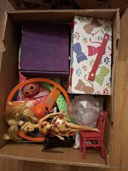 Darujem krabicu dievčenských hračiek