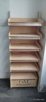 Drevené policové regále na kolieskach