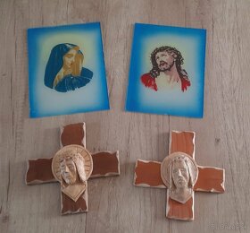 Sväté obrazy maĺované na skle, krížiky z dreva
