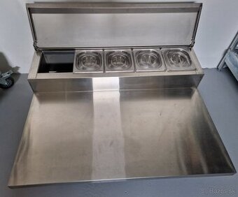Pracovná doska s nadstavbou pre gastronádoby