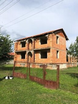 Rozostavaná stavba s pozemkom v obci Dolný Pial