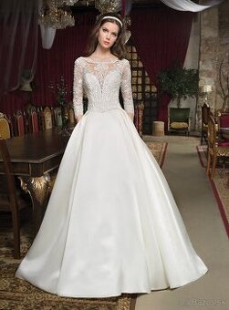 Biele saténové svadobné šaty