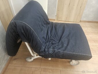 Dizajnová rozťahovacia pohovka – biela s riflovým poťahom