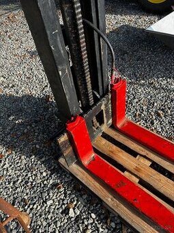 Zdvíhacie zariadenie, veža s masívnymi lyžinami