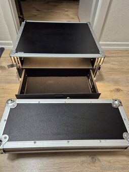 Podsvietený 4U Rack so šuflíkom a 230V lištou