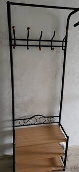 Vešiak s policami