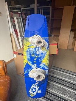 Wakeboard, topánky, vesta, prilba