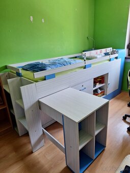 Detská poschodová posteľ s písacím stolom
