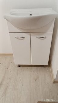 Kúpeľňová skrinka s umývadlom - 1