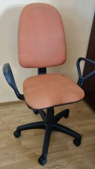 Kancelárska stolička na kolieskach otočná