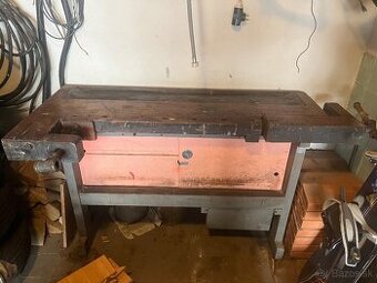 Predam drevený stolársky ponk v dobrom stave.