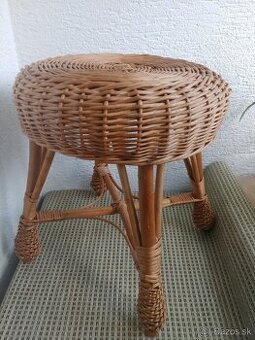 Pruteny stolcek, vyska 35 cm, priemer 30 cm