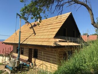 Stavba drevenice, tesári,