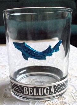 Predám poháriky a plechovú dózu