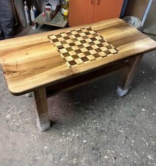Šachovnicový masívny stôl orech ručná výroba