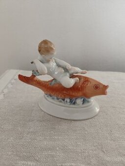 Herend chlapec na rybe porcelánová soška