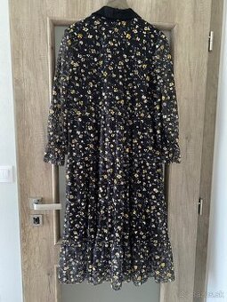 Čierne šaty s žltými kvietkami