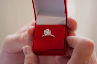 Nádherný zásnubný diamantový prsteň