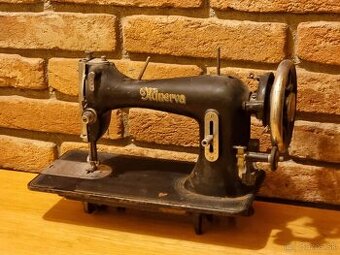 Starožitný šijací stroj MINERVA – dekoratívny, pôvodný stav