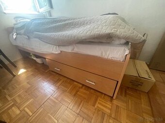 Postel s úložným priestorom