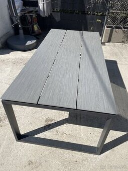 Veľký stôl 2,1 x 1 m. výška 0,75 m.