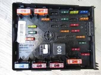 Poistkový blok 3C0937125A (Motorový priestor) VW