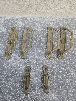 Mosadzne kovanie na starozitnu skrinu