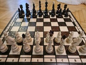 Dřevěné vyřezávané šachy