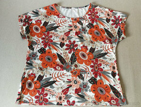 Kvetované tričko, veľkosť cca 44
