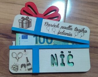 Drevená darčeková karta na peniaze v tvare darčeka NIČ