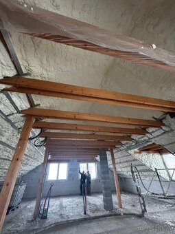 Striekaná a fúkaná izolácia – spoľahlivé zateplenie pre váš