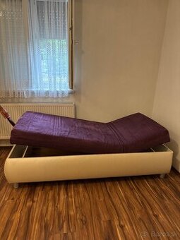 Posteľ s úložným priestorom