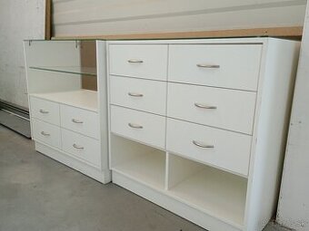 Presklená predajná skrinka so zásuvkami a úložným priestorom