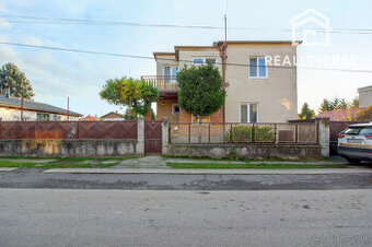 Na predaj 5-izbový rodinný dom s garážou na 954 m² pozemku - - 1