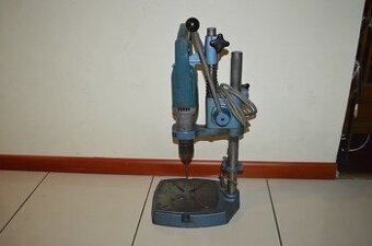 predam masivny liatinovy stojan s vrtackou B&D - 1