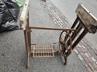 Stojan zo šijaceho stroja