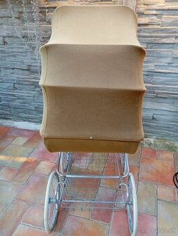 Retro kočik zekiwa na dieťa