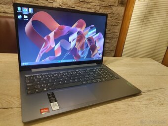 Predám Lenovo IdeaPad Slim 3 AMD Ryzen 3 7320U