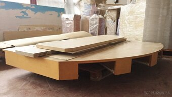 Pódium, stolové dosky, PC stôl.