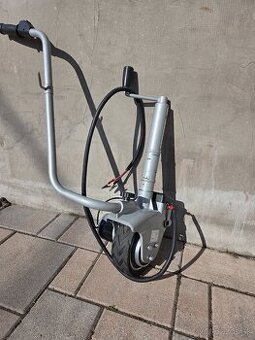 Oporné koleso na príves s motorom